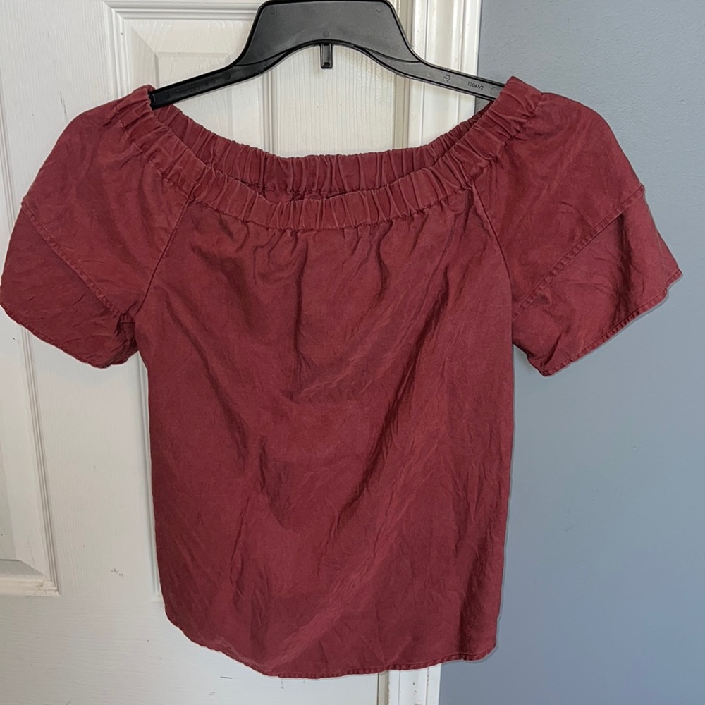 Very cute H&M shirt. Can be worn off the shoulder. Very thick material